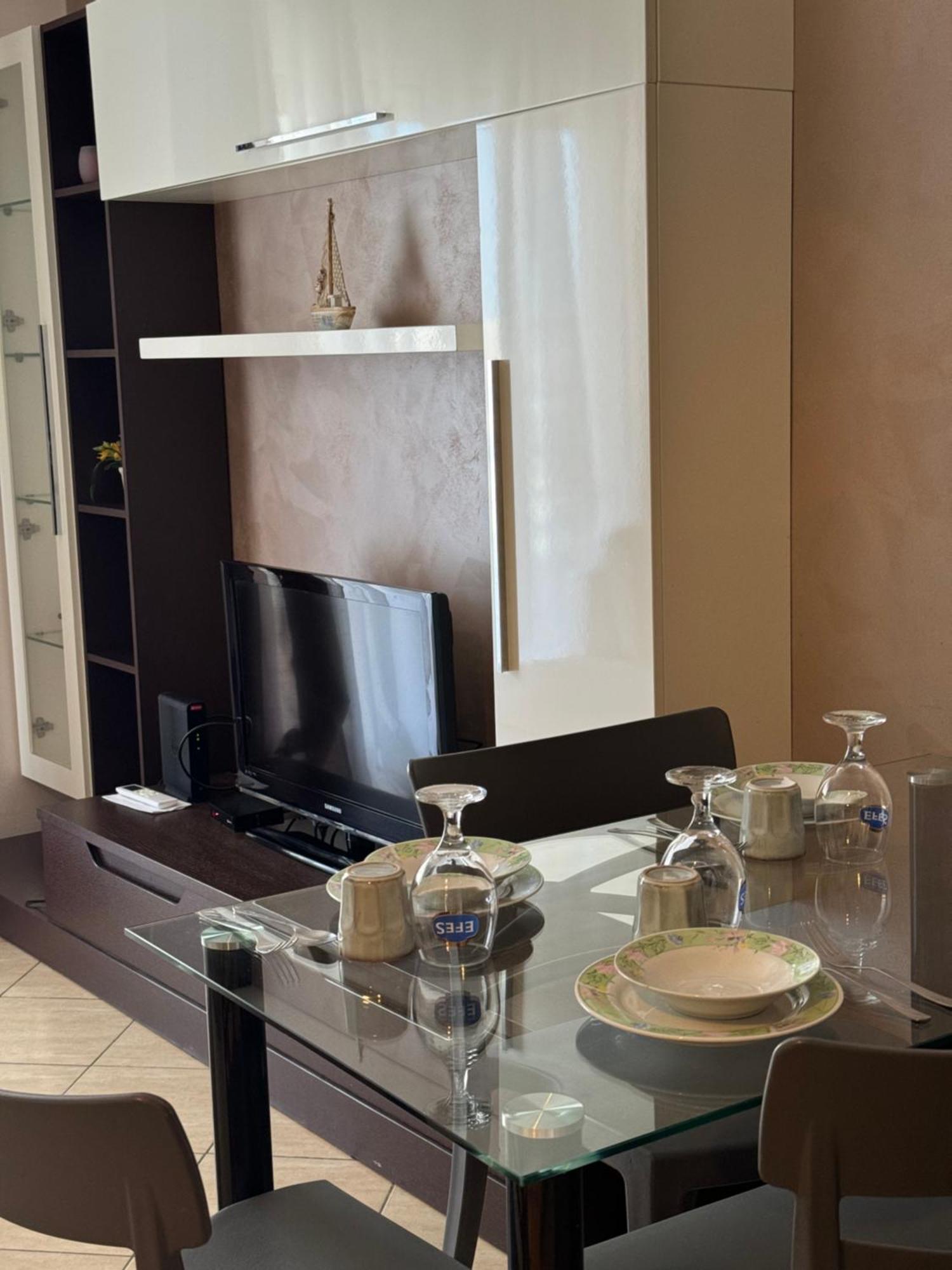 Elegant Apartment In Lungomare - N 23 Vlore Exterior photo